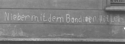Foto: "Nieder mit Hitler"