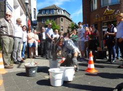 Gunter Demnig verlegt Stolpersteine an der Bahnhofstraße