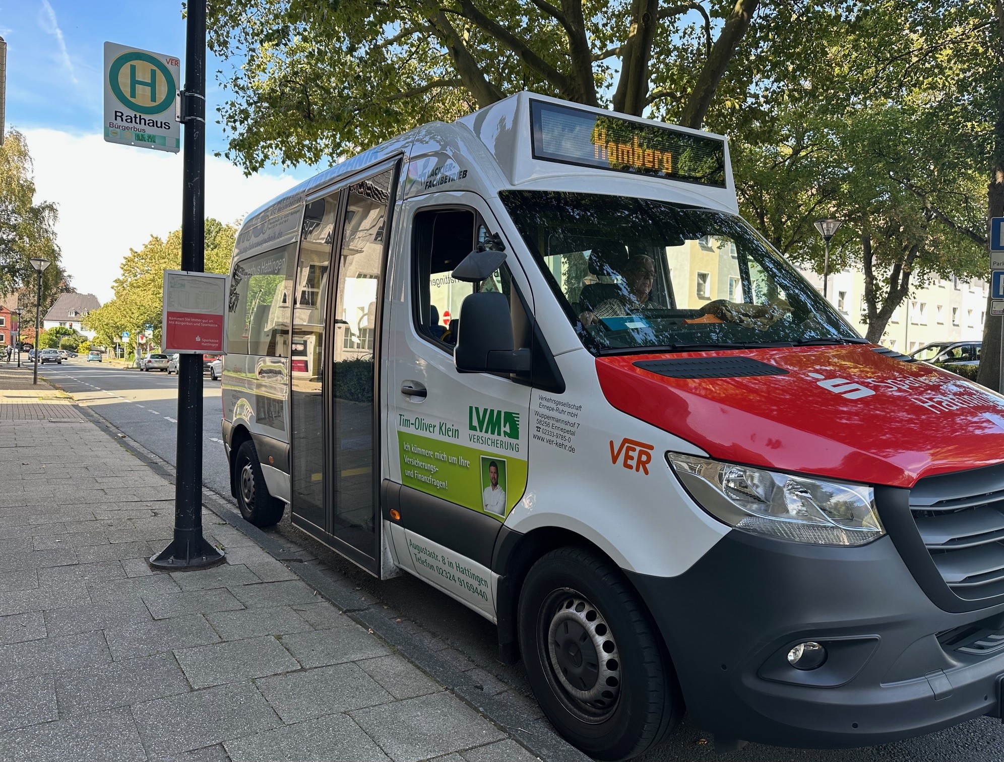 Bürgerbus wartet an Haltestelle Rathaus 