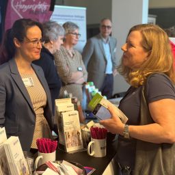 Gespräch am Info-Stand