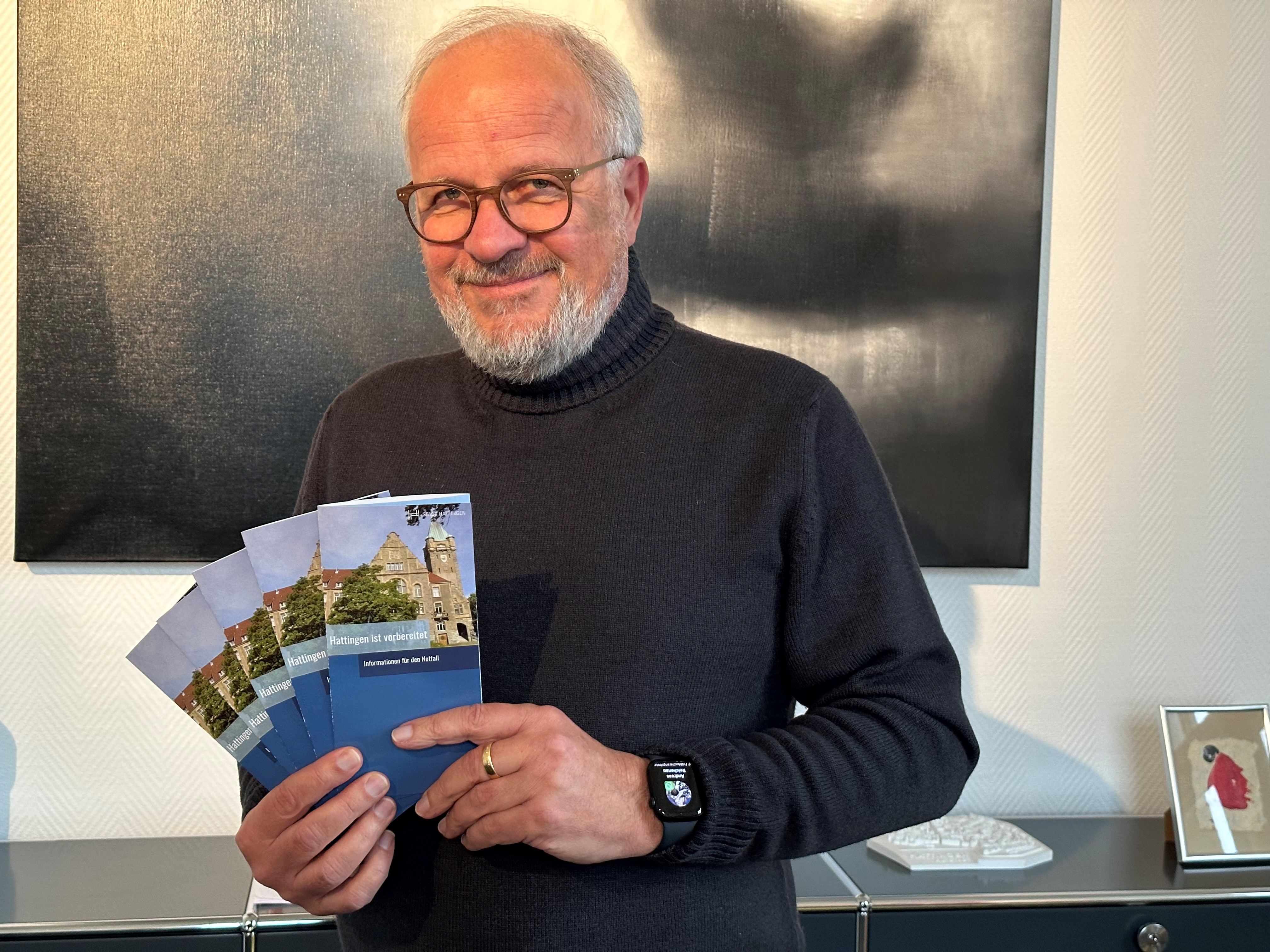 Foto von Bürgermeister mit Flyern