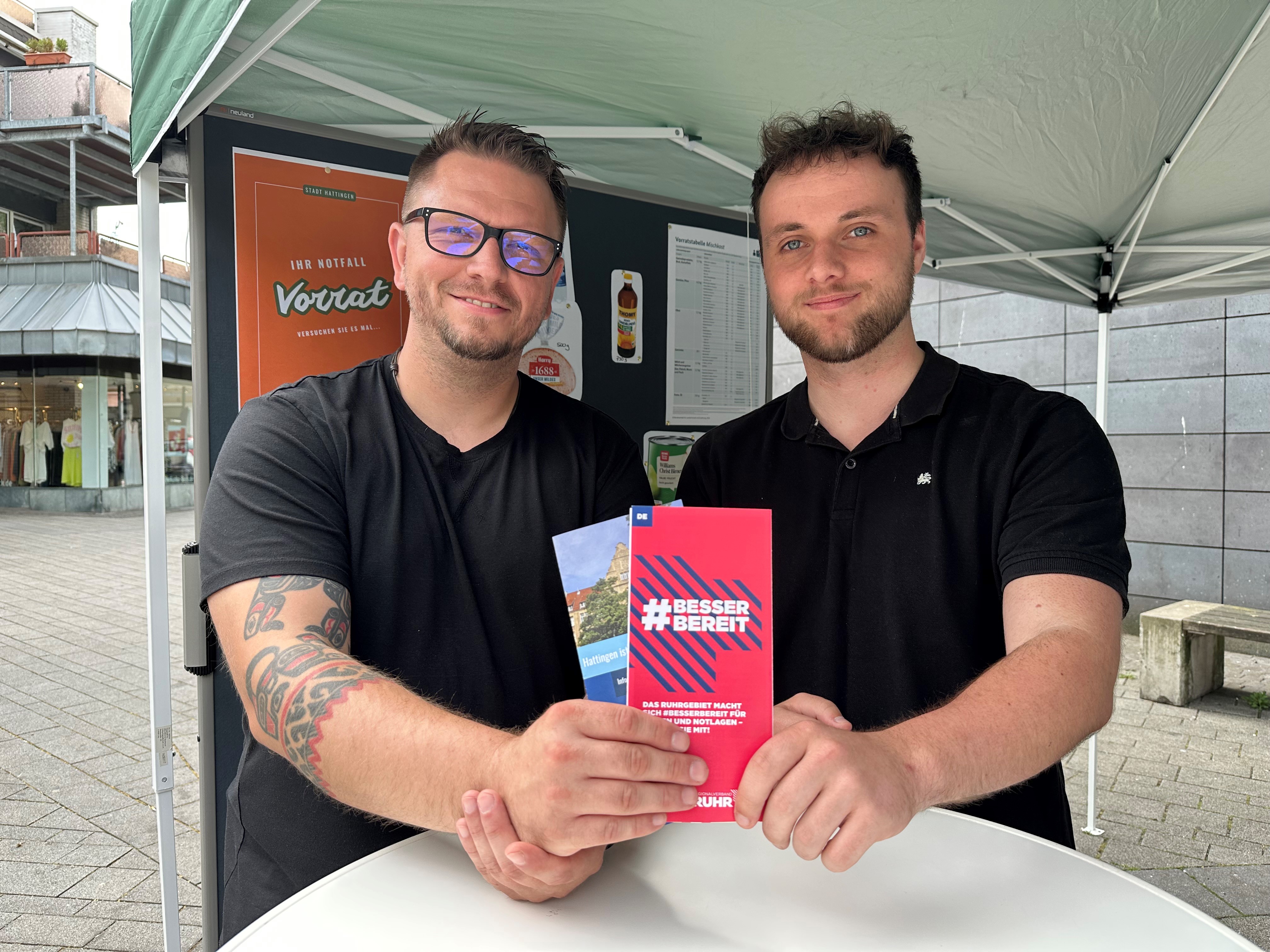 Die Mitarbeiter des kommunalen Krisenmanagements mit Flyern in der Hand