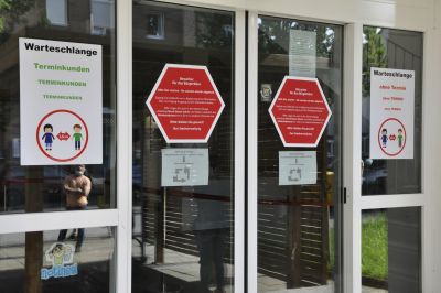 Zwei Schlangen vor dem Eingang Zwei Schlangen vor dem Eingang