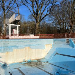 Alte Folie im Schwimmerbecken wird abgezogen.