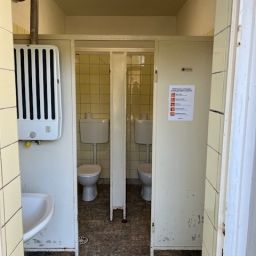 Die WC-Anlage am freidhof Welper im alten Zustand.