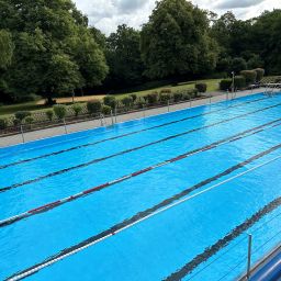 Die neue Folie Im Schwimmerbecken.