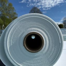 Die neue Folie wird in Bahnen ausgerollt.