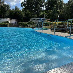 Die neue Folie im Nichtschwimmerbecken.