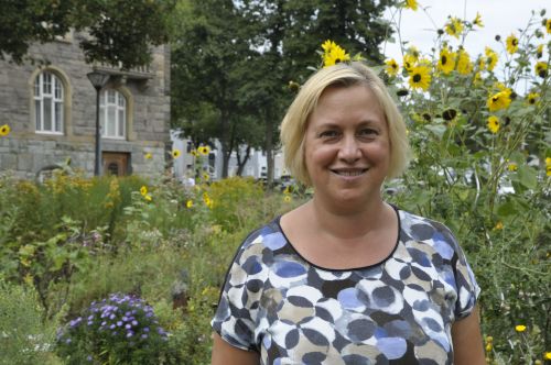 Sandra Vorkötter vor dem Rathaus