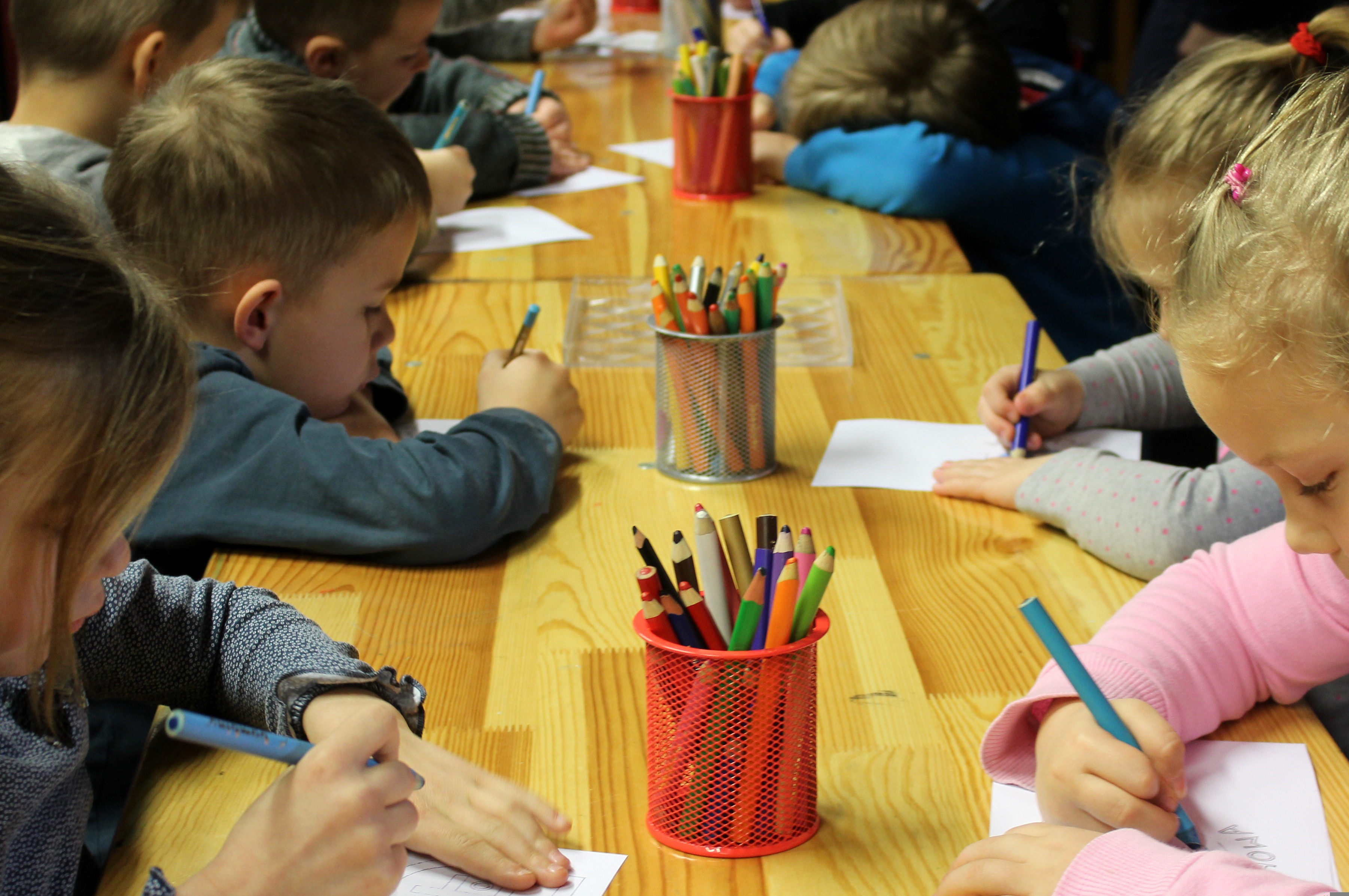 Kinder malen am Schreibtisch Kinder malen am Schreibtisch