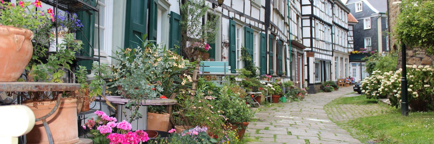 Bild Kirchplatz Hattingen mit Blumen im Vordergrund Bild Kirchplatz Hattingen mit Blumen im Vordergrund