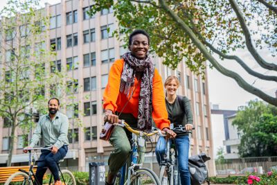 Junge Erwachsene auf dem Fahrrad