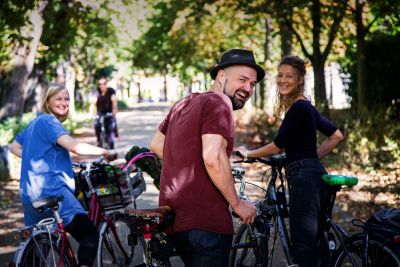 Junge Erwachsene auf dem Fahrrad