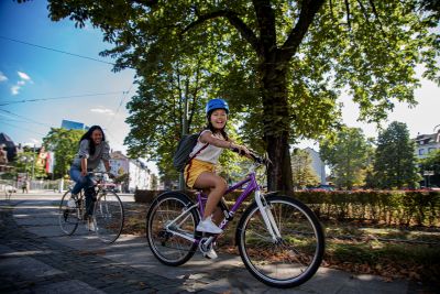 Kinder fahren Fahrrad