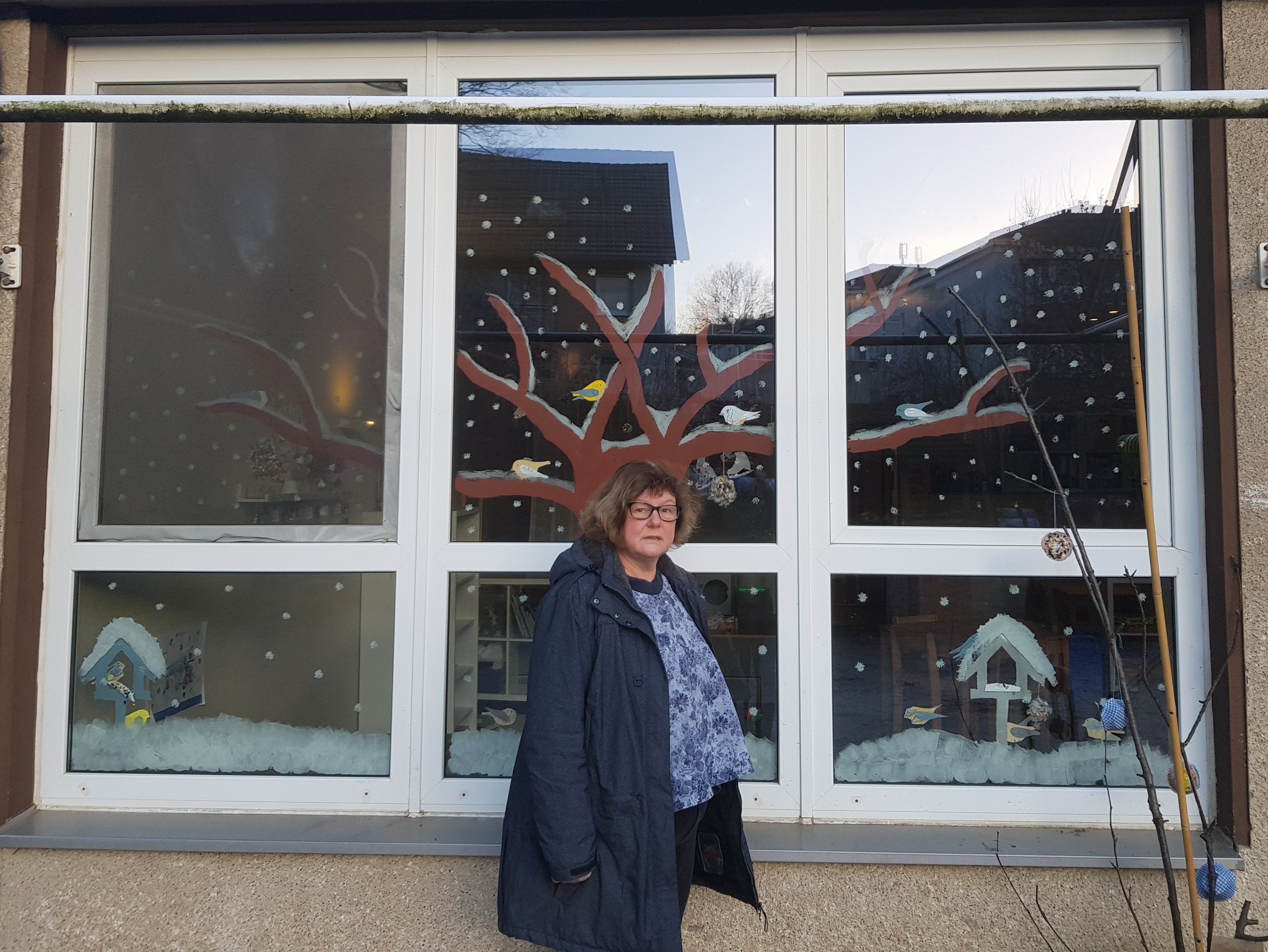 Kita - Fenster mit Winterbaum