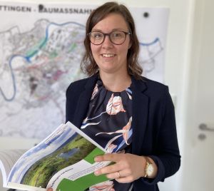 Svenja Zimmermann mit Broschüre in der Hand
