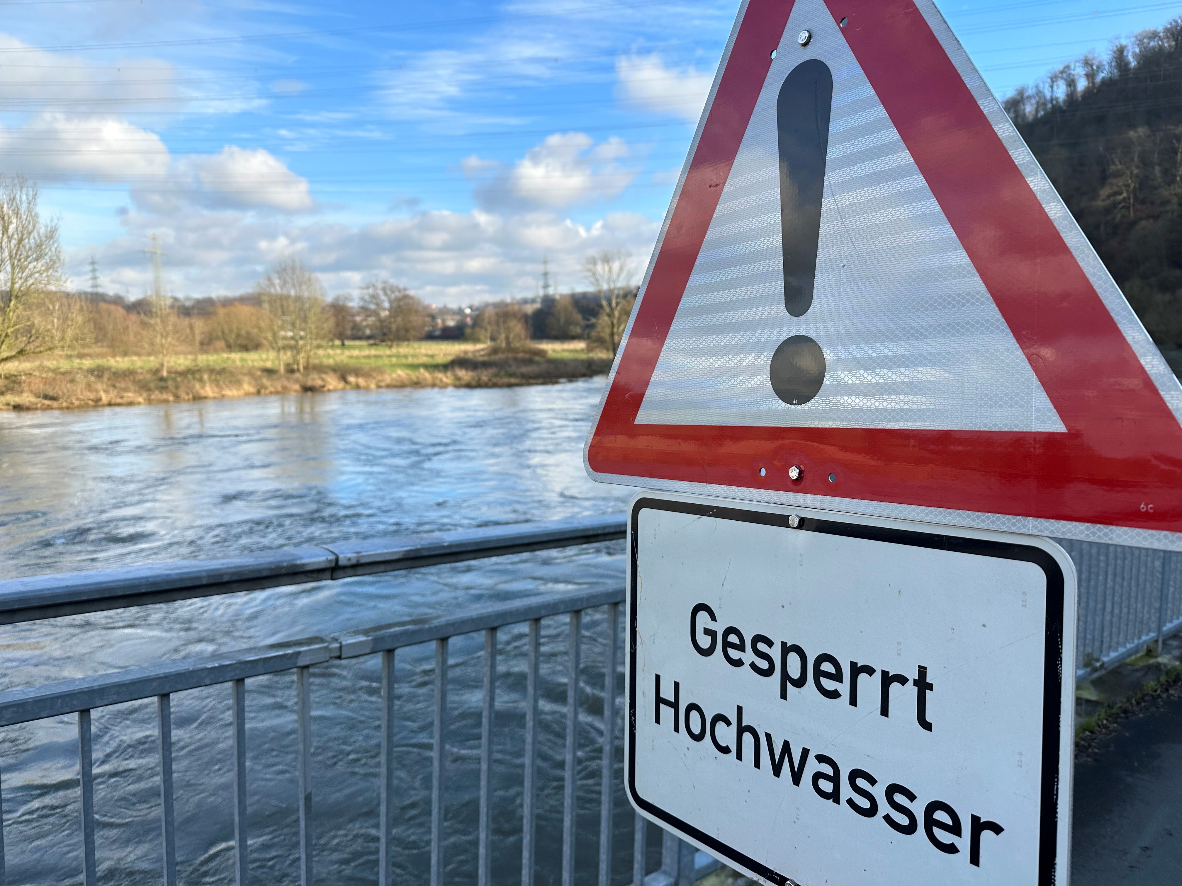 Hochwasserschild am Leinpfad 