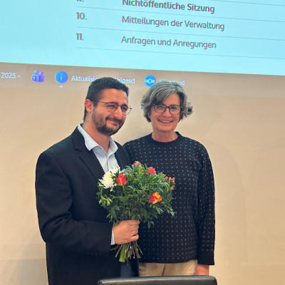 Fotografie von zwei Personen mit einem Blumenstrauß