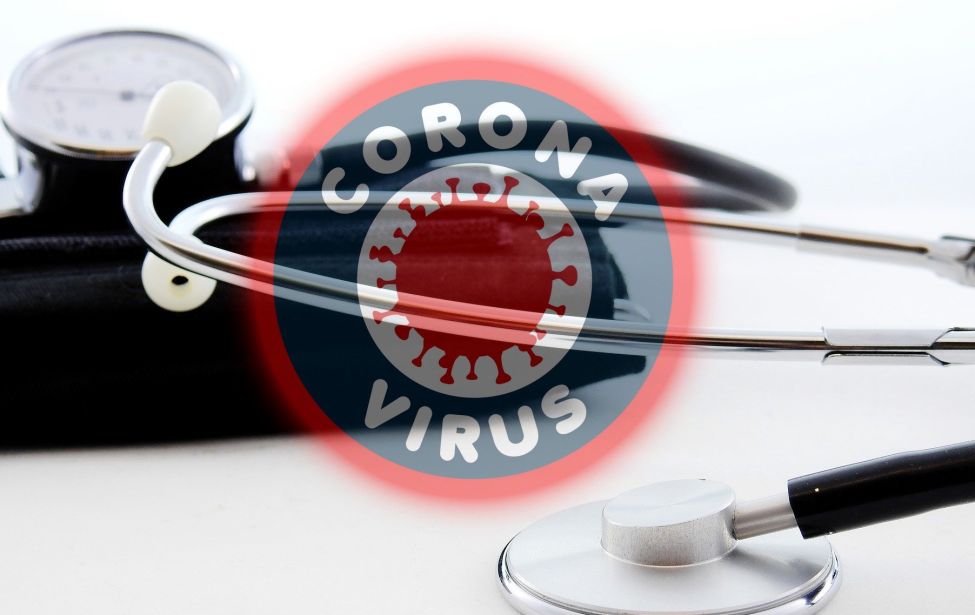 Stetoskop vor einem symbolischen Corona-Virus Zeichen