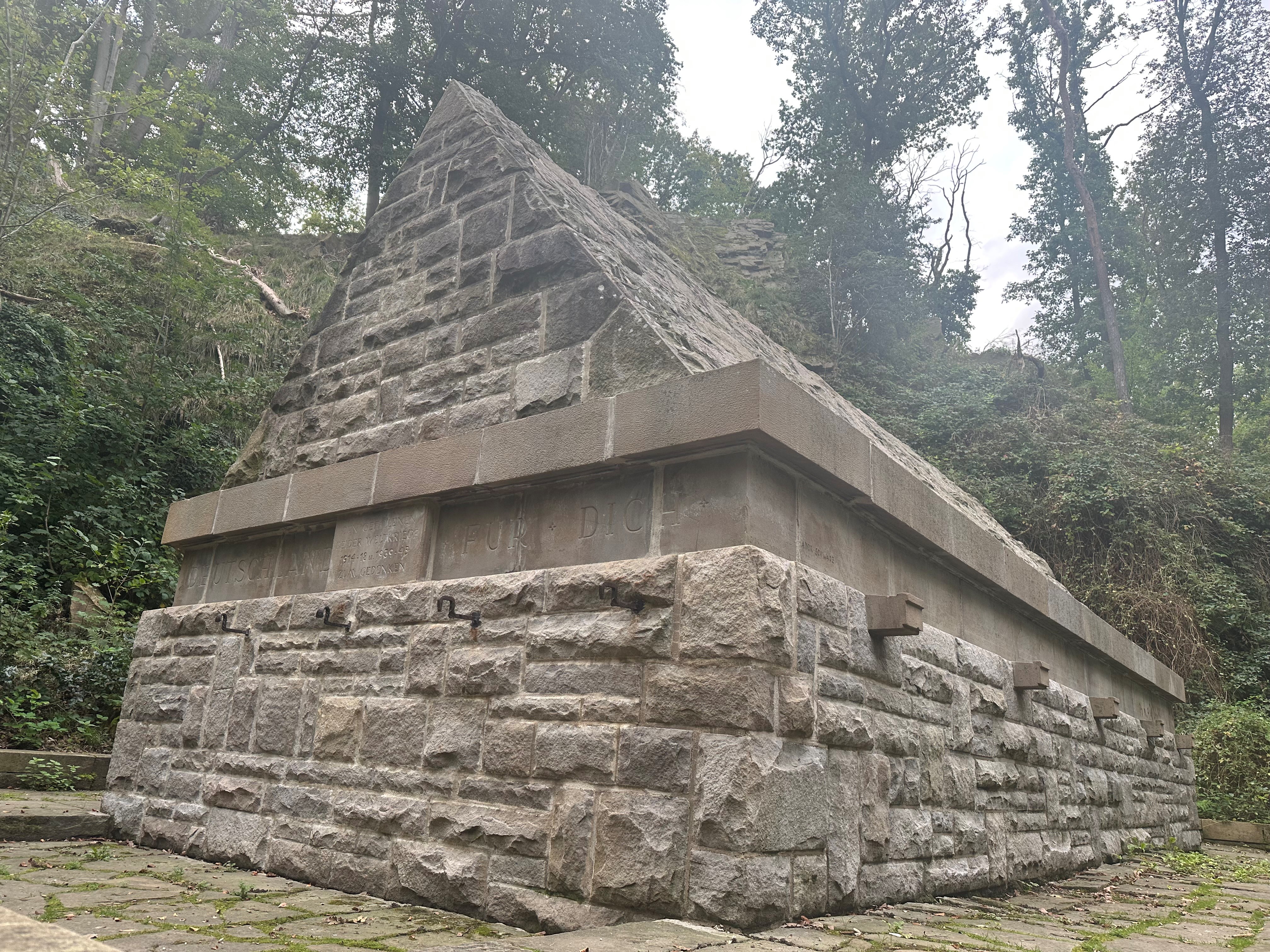 Fotografie des Ehrenmals im Schulenbergwald