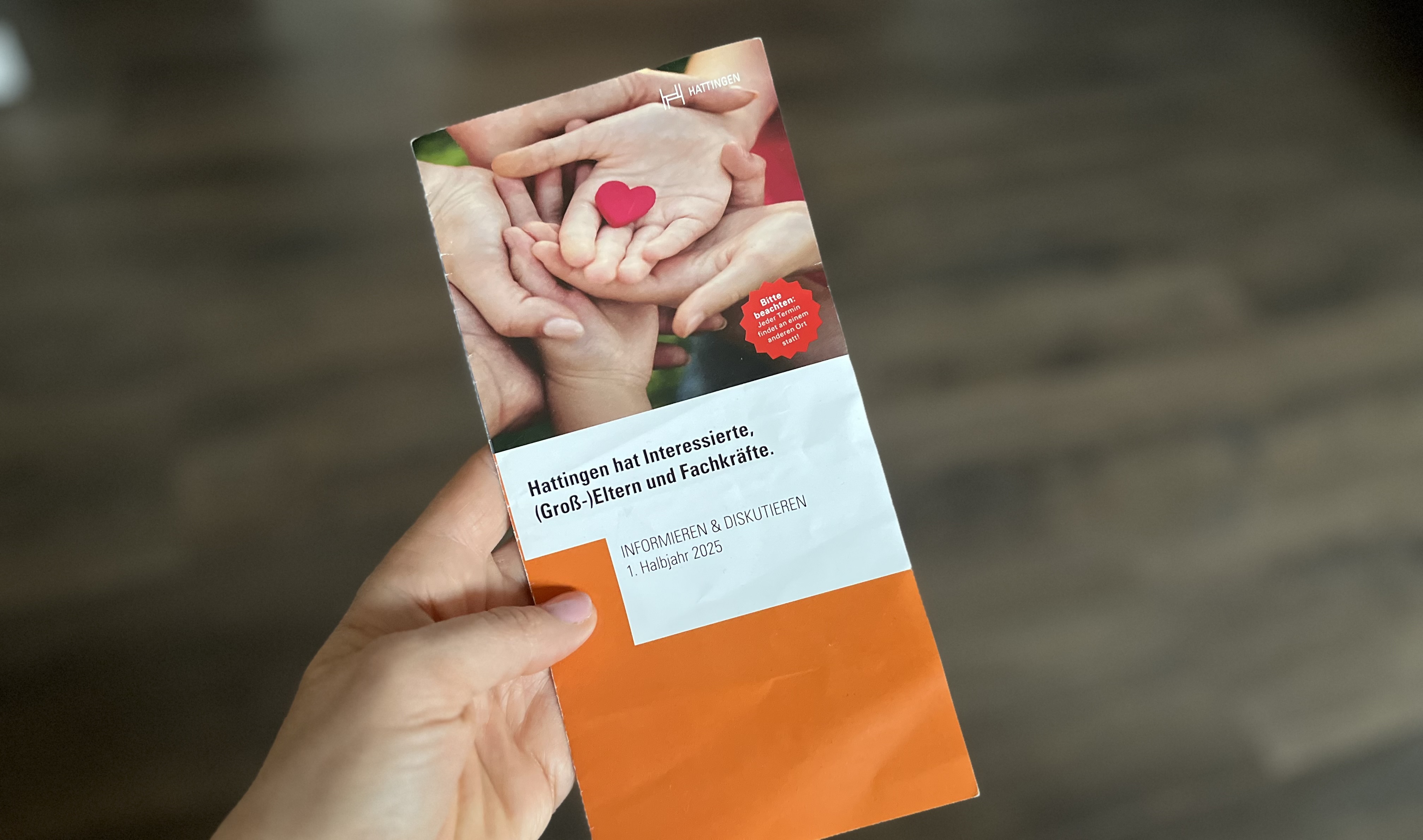 Hand, die Flyer zur Veranstaltungsreihe hält