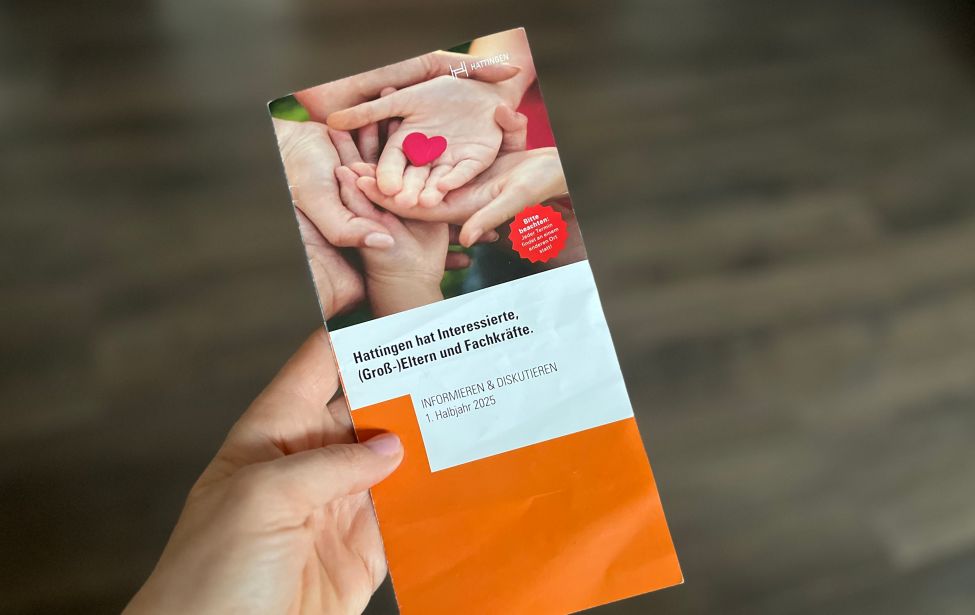 Hand, die Flyer zur Veranstaltungsreihe hält