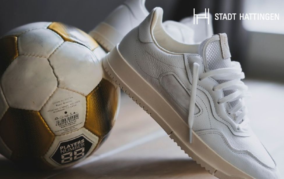 Turnschuh am Fußball angelehnt 