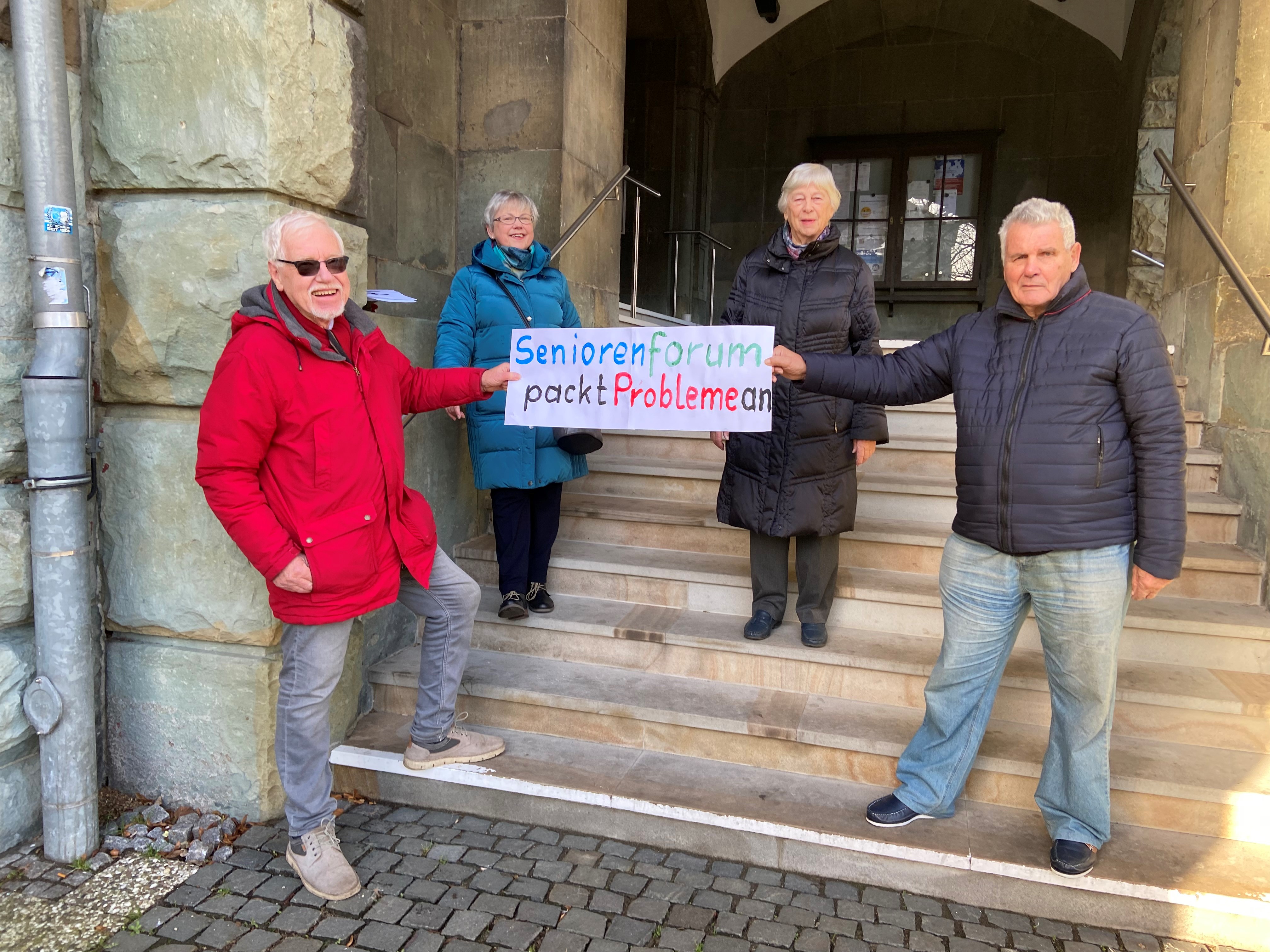 Gruppenfoto Vorstand Seniorenforum vor dem Rathaus