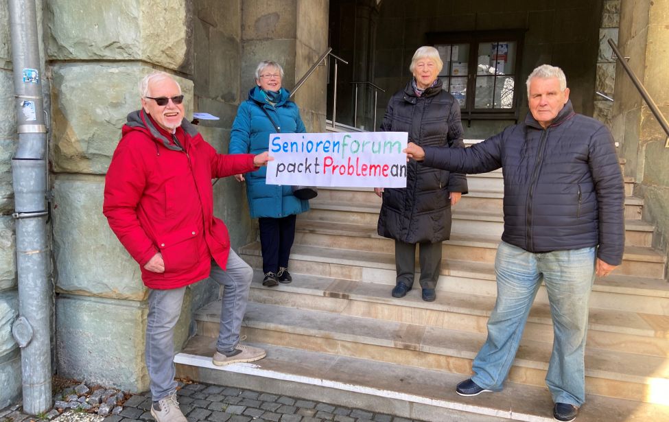Gruppenfoto Vorstand Seniorenforum vor dem Rathaus