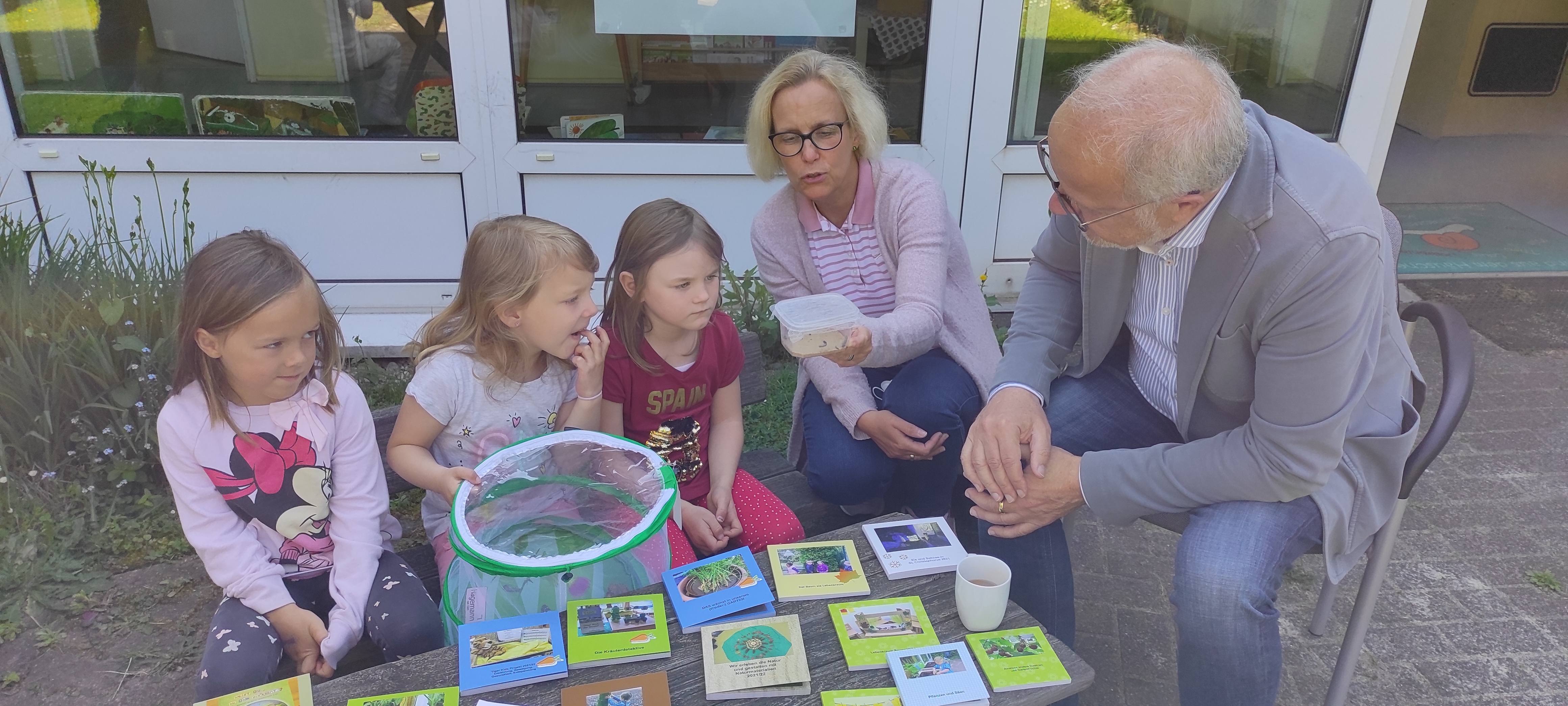 Die Schmetterlingsfarm begeistert auch den Bürgermeister