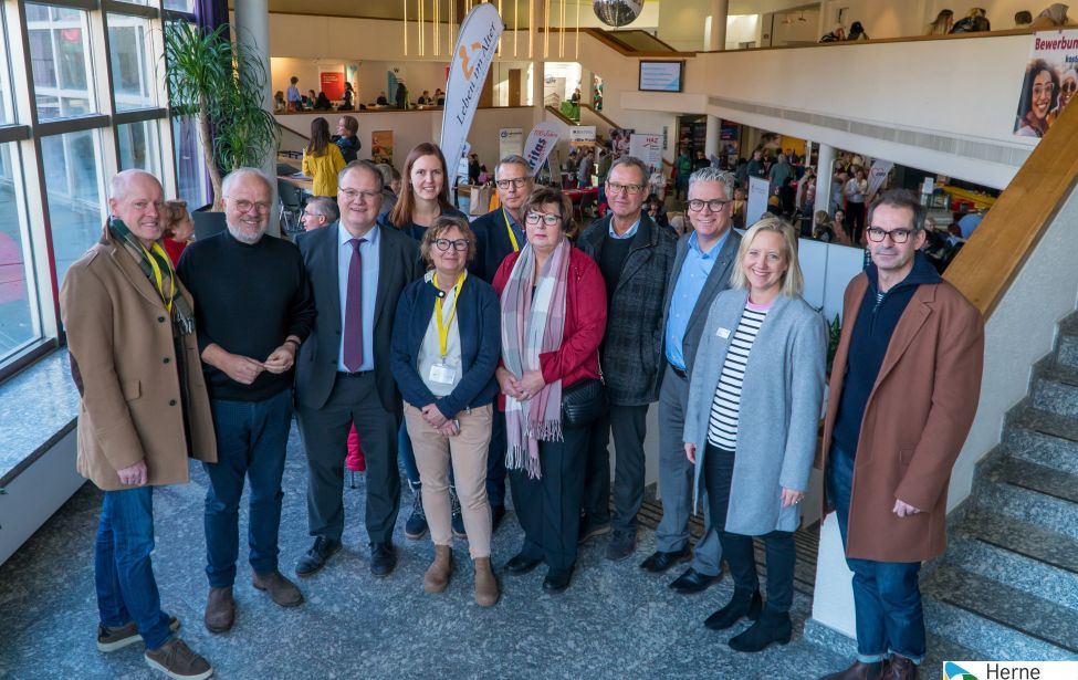 Gruppenportrait mehrerer verantwortlicher Personen