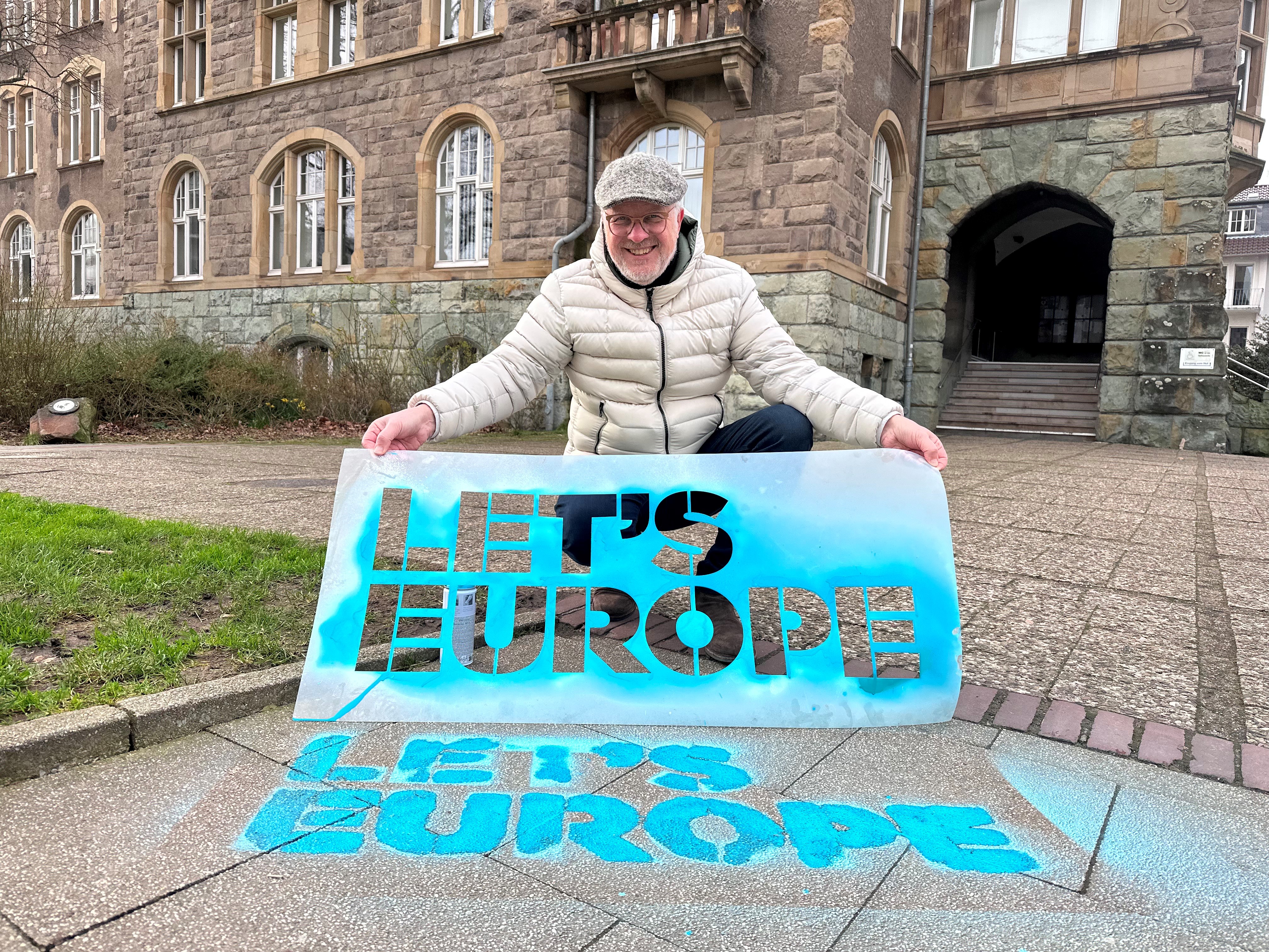 Bürgermeister Dirk Glaser sprüht Lets Europe
