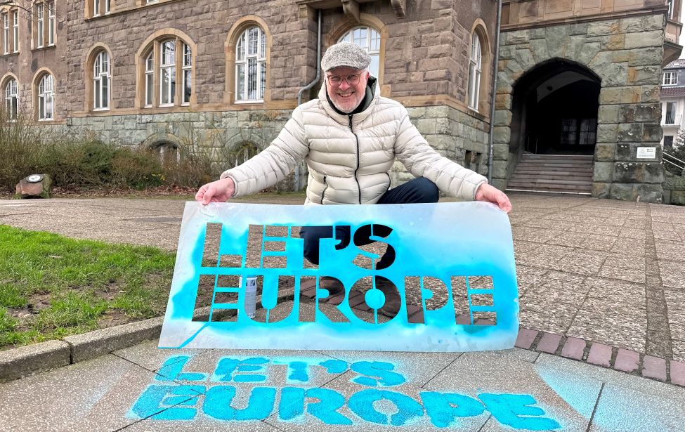 Bürgermeister Dirk Glaser sprüht Lets Europe