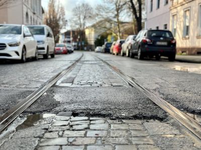 Nahaufnahme des beschädigten Straßenbelags