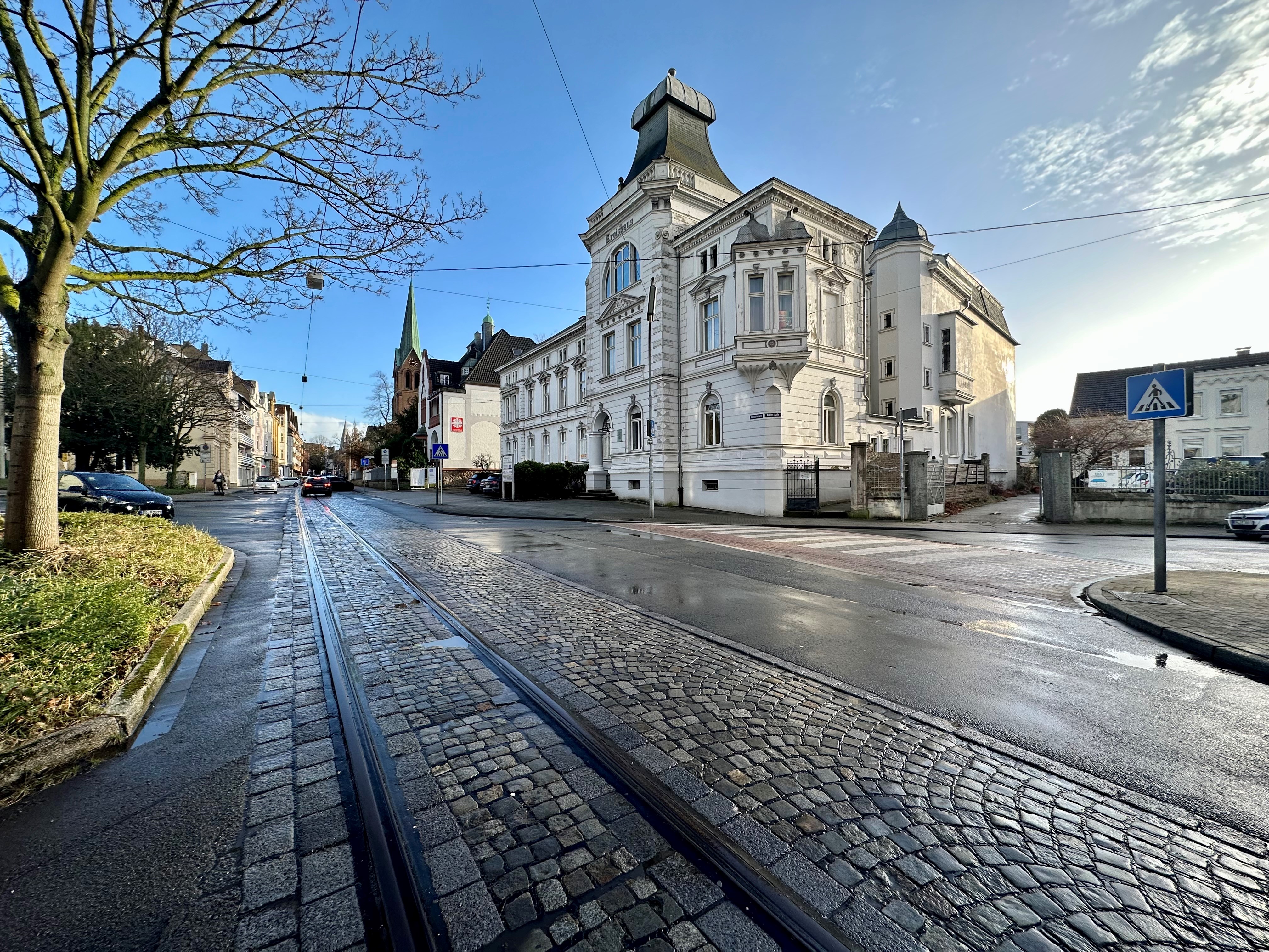 Fotografie des Kreishauses an der Kreuzung Bahnhofstraße / Wülfingstraße