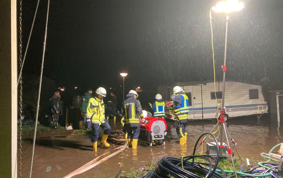 Die Feuerwehr pumpt das Wasser auf einem Campingplatz ab