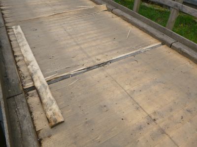 Die Holzlatten sind teils aufgequollen und haben sich gelöst.
