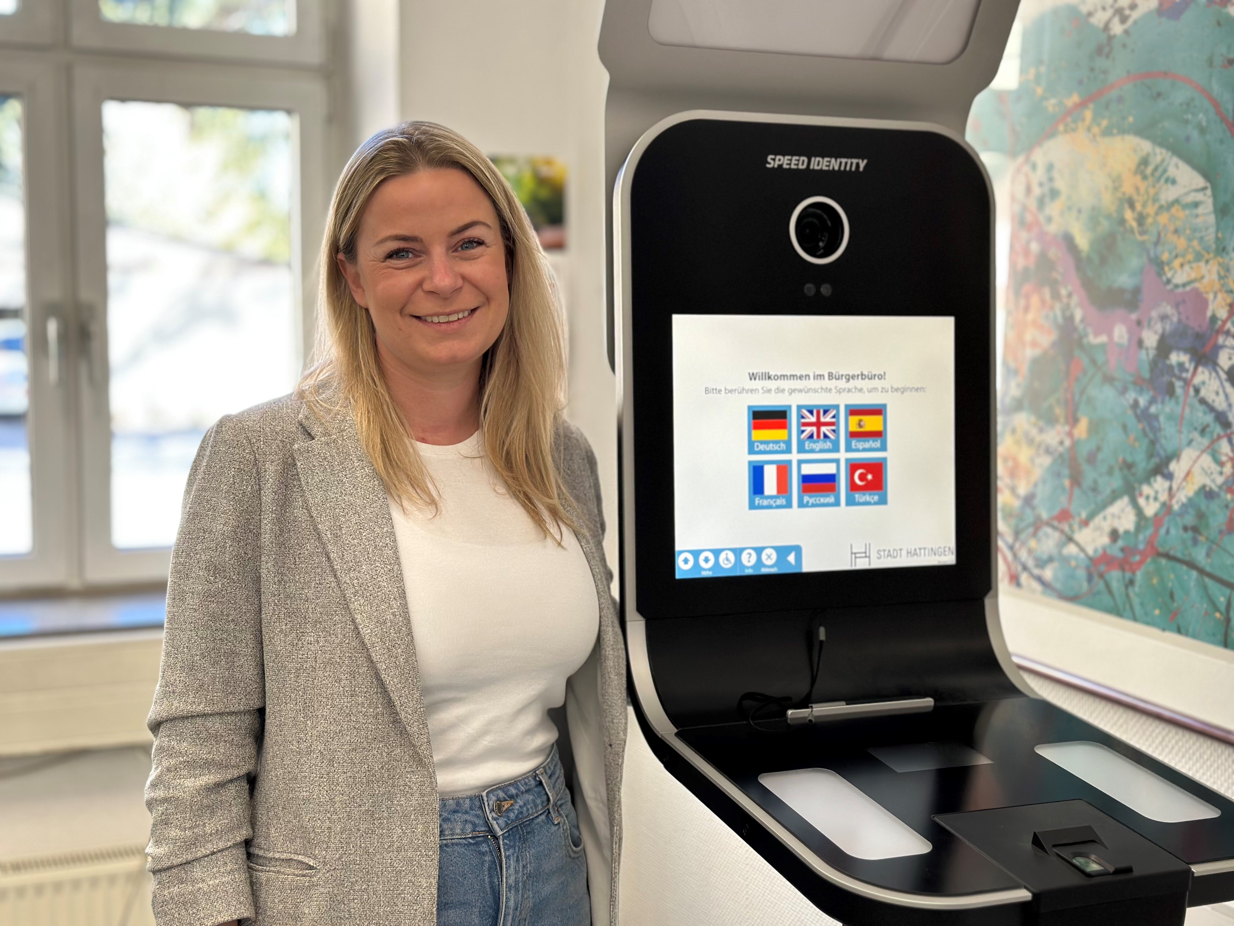 Fotografie einer Person neben dem Fototerminal