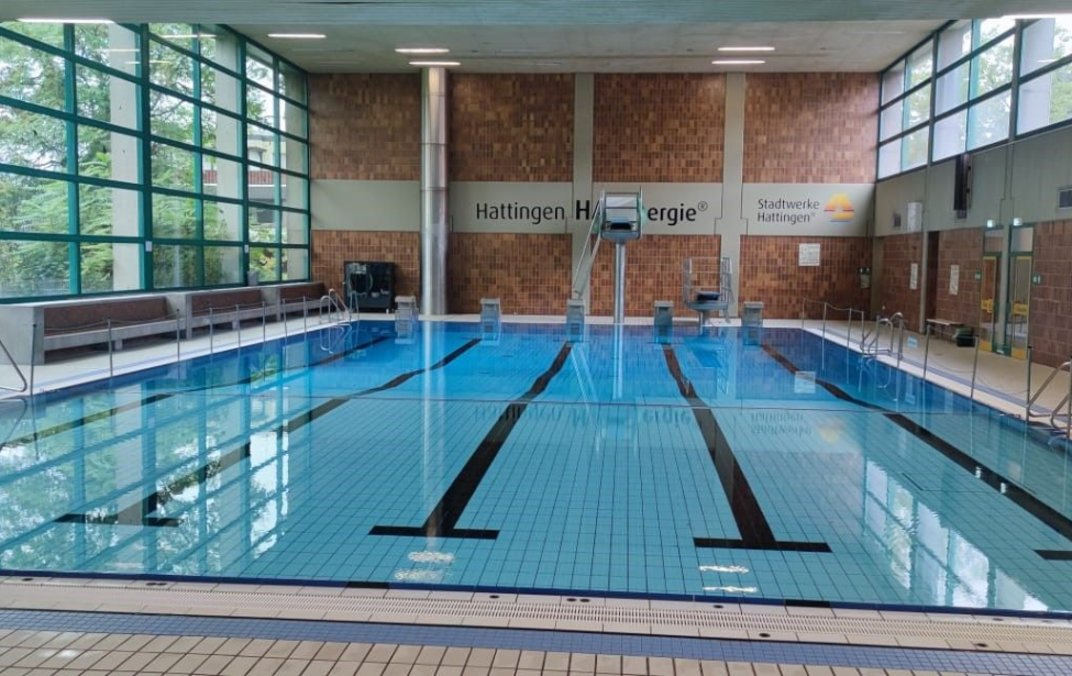Schwimmbecken Hallenbad
