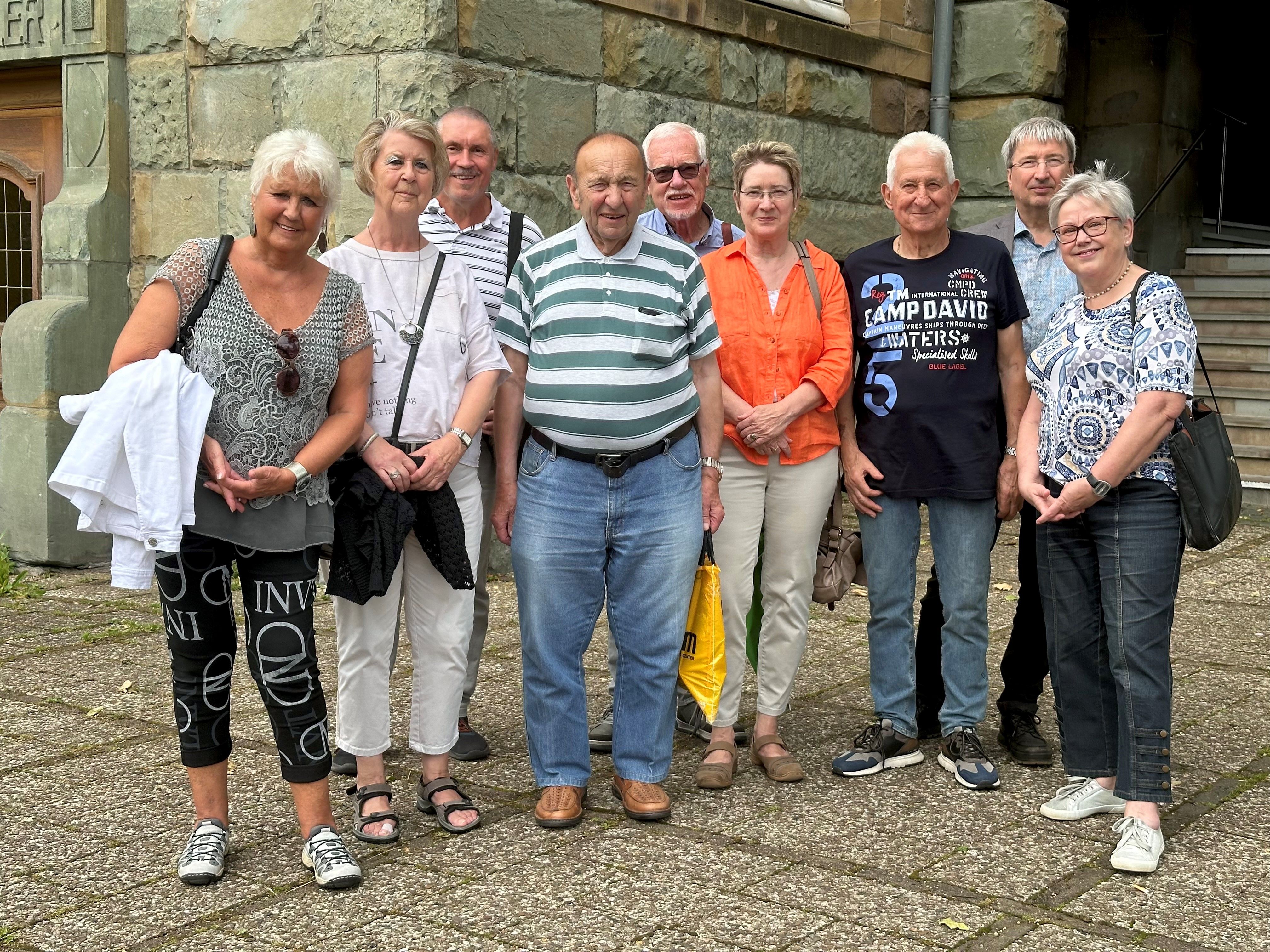 Fotografie der Mitglieder des Seniorenforums vor dem Rathaus