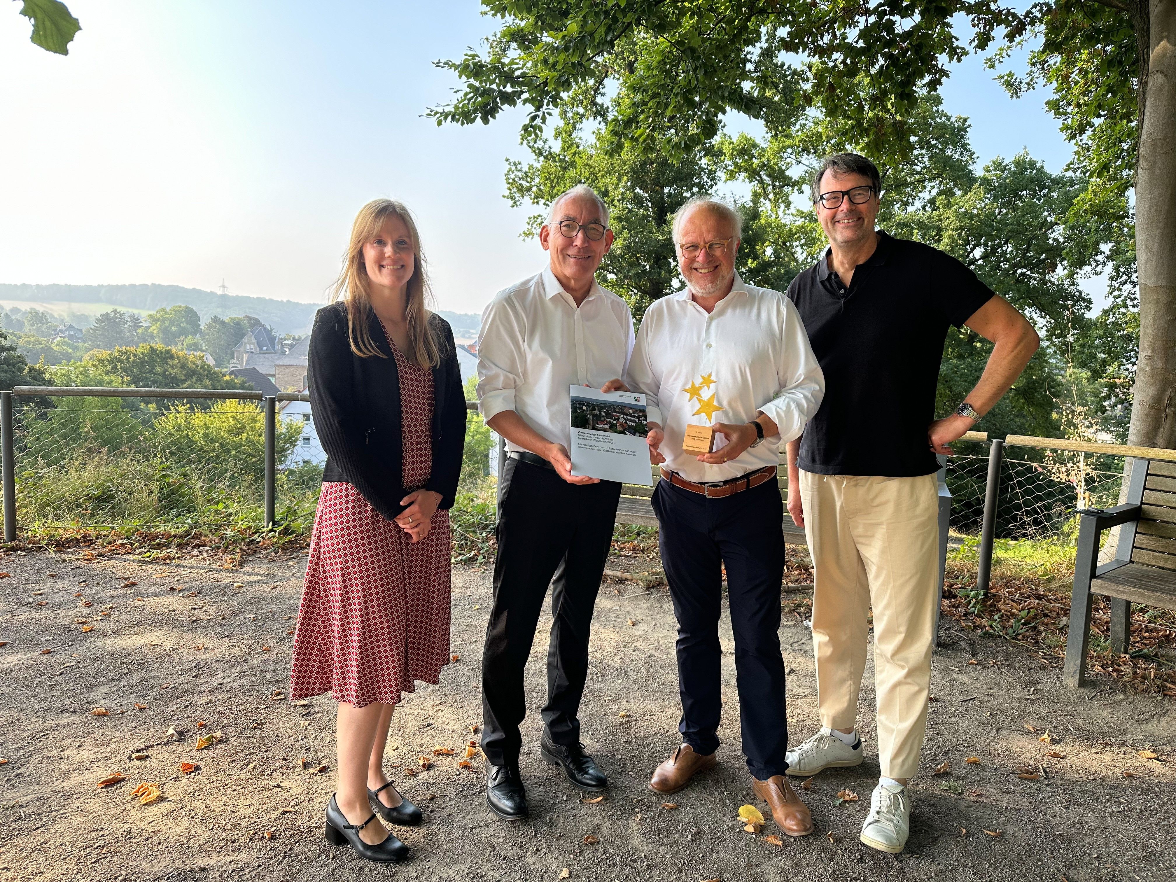 Übergabe eines Förderbescheides an die Stadt Hattingen im Gethmannschen Garten