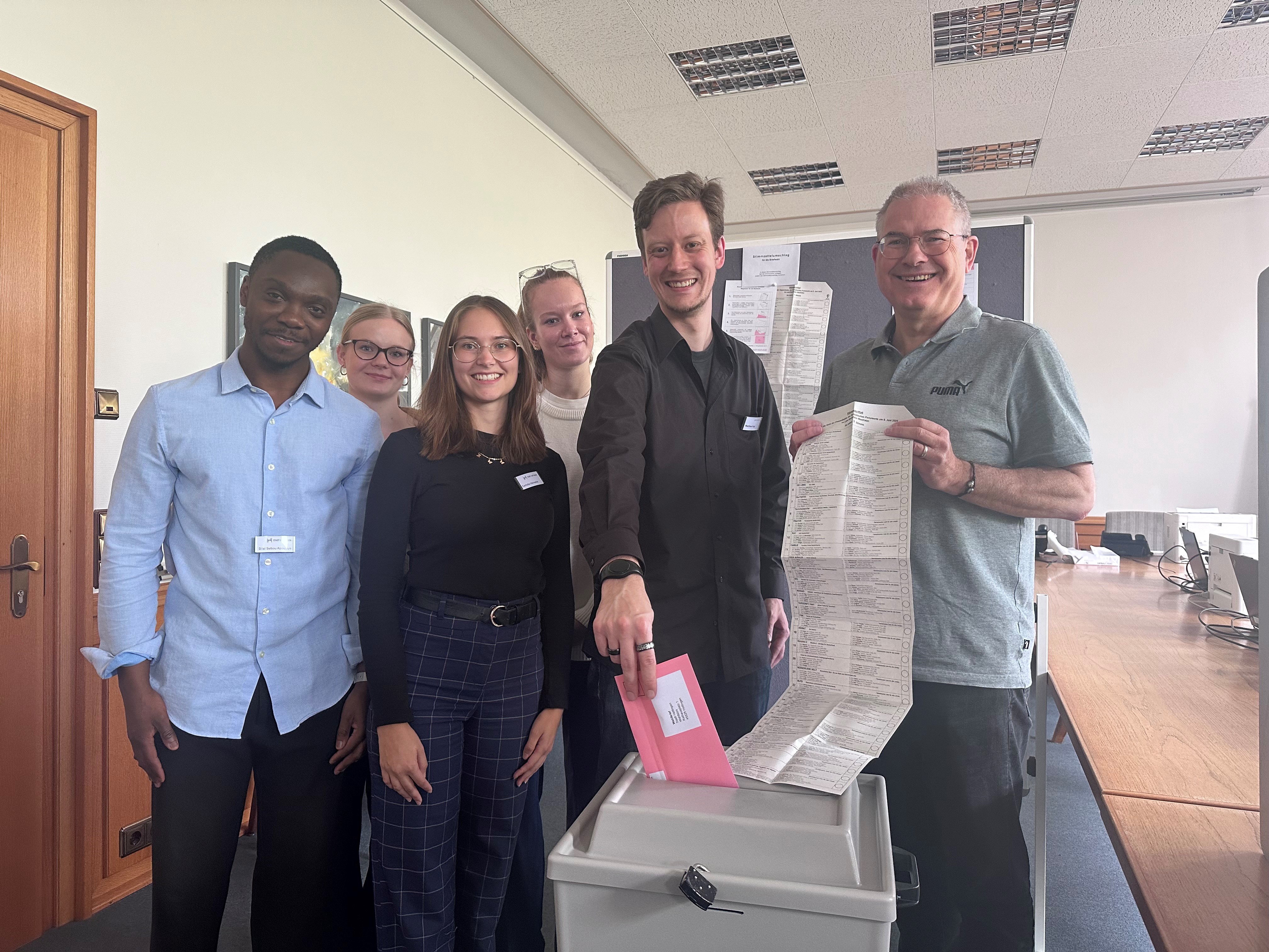 Team des Briefwahlbüors von der Bundestagswahl 2025