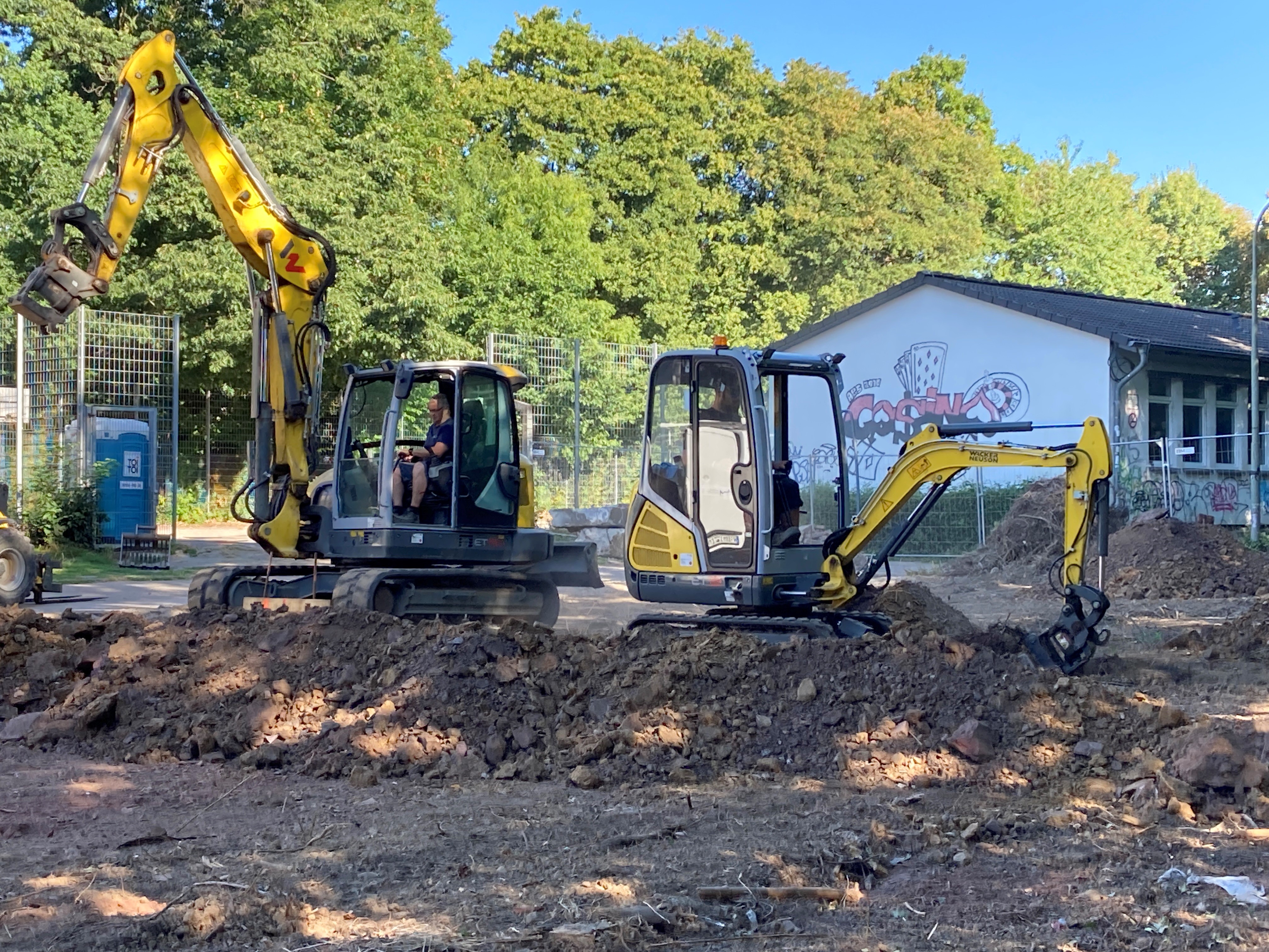 Zwei Bagger baggern in der Erde