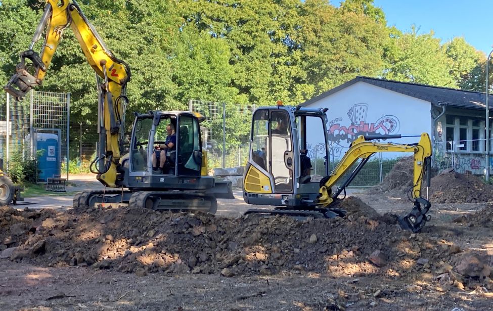 Zwei Bagger baggern in der Erde