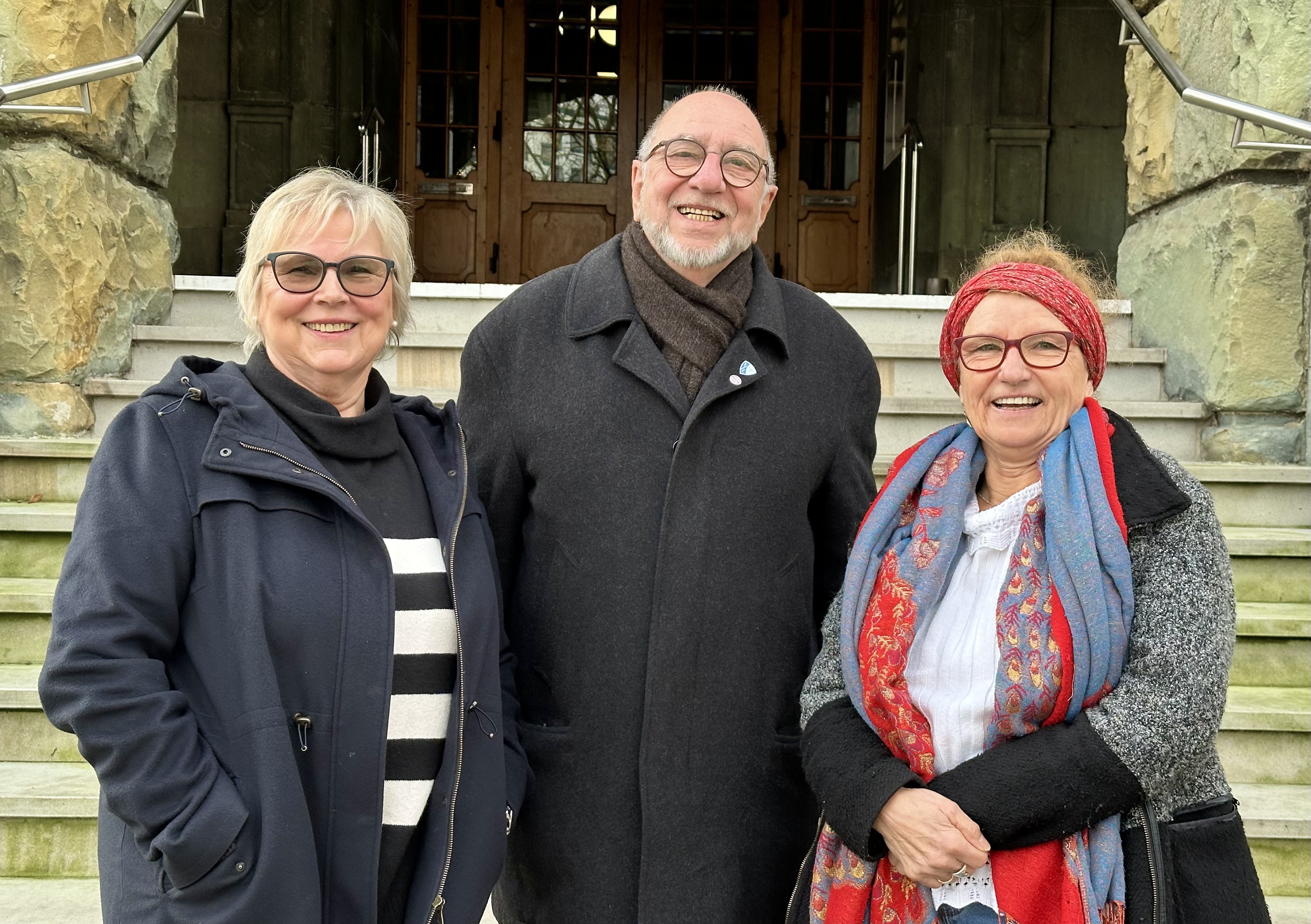 Foto des neuen Vorstandes vor der Rathaustreppe