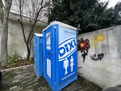 Mobile Toiletten-Anlage auf dem Rathaus-Parkplatz.