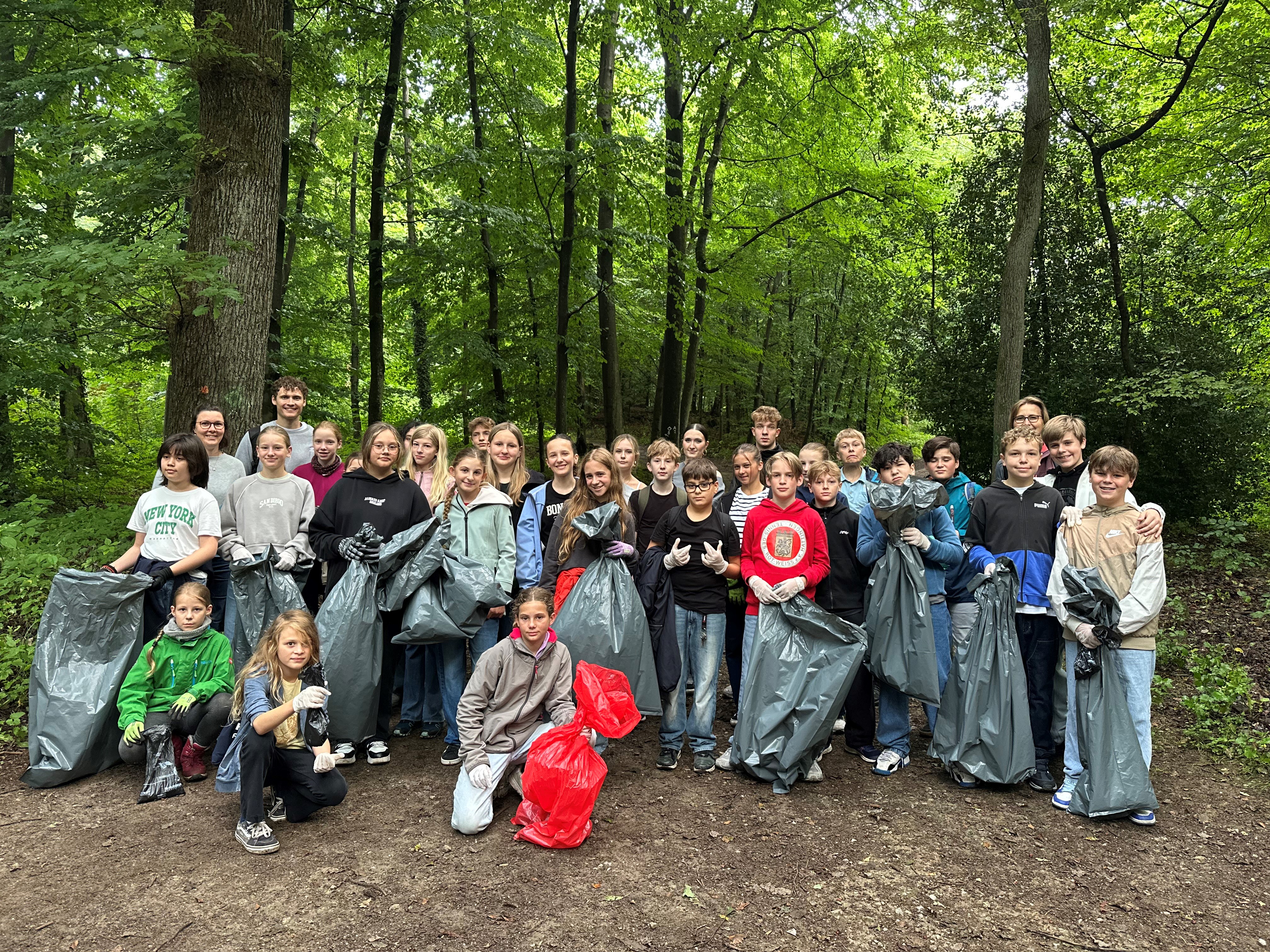 Die Klasse 6b sammelt Müll im Schulenberger Wald 