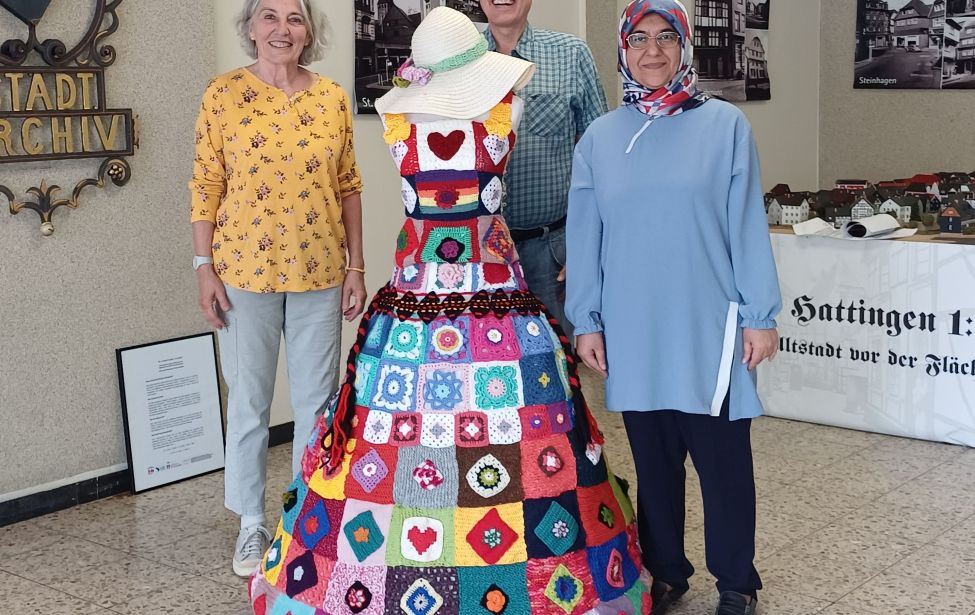 Das Kleid der Demokratie zieht ins Stadtarchiv 