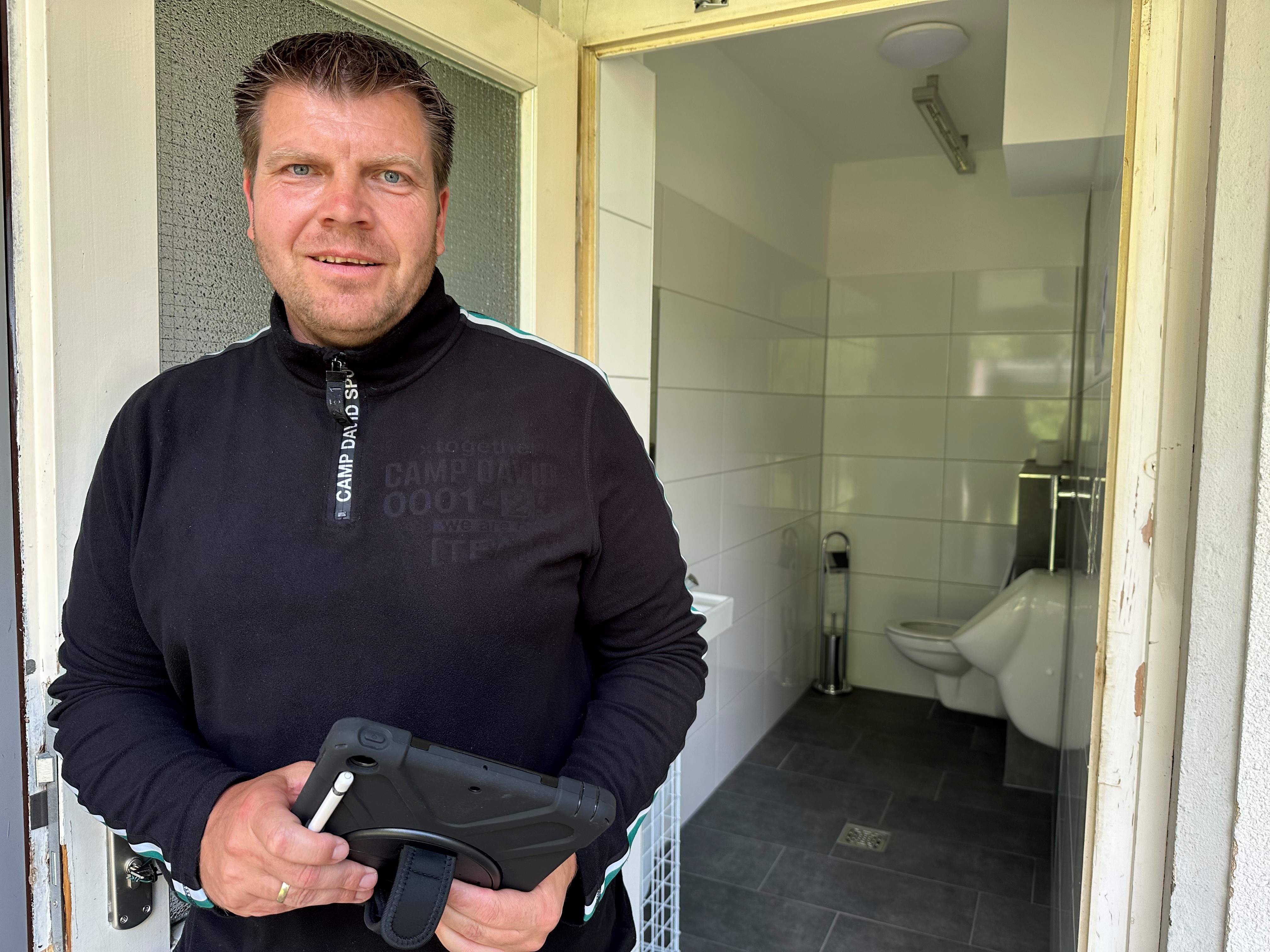 Thomas Klocke vom Fachbereich Gebäudewirtschaft an der neuen Toiletten-Anlage am Fiedhof Welper 