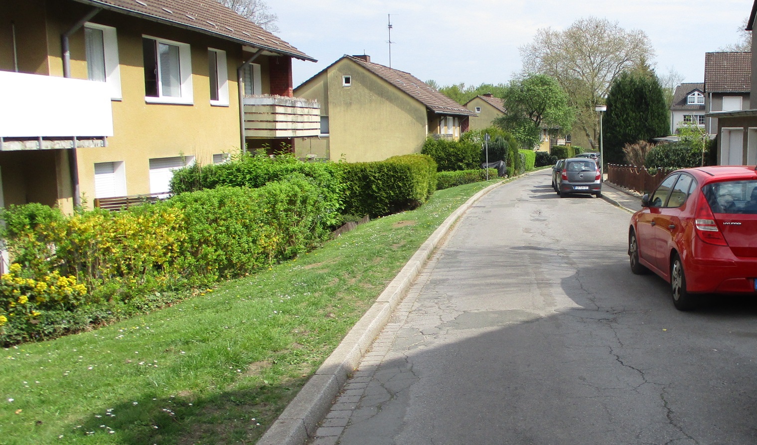Foto von der Ulmestraße mit parkenden Autos